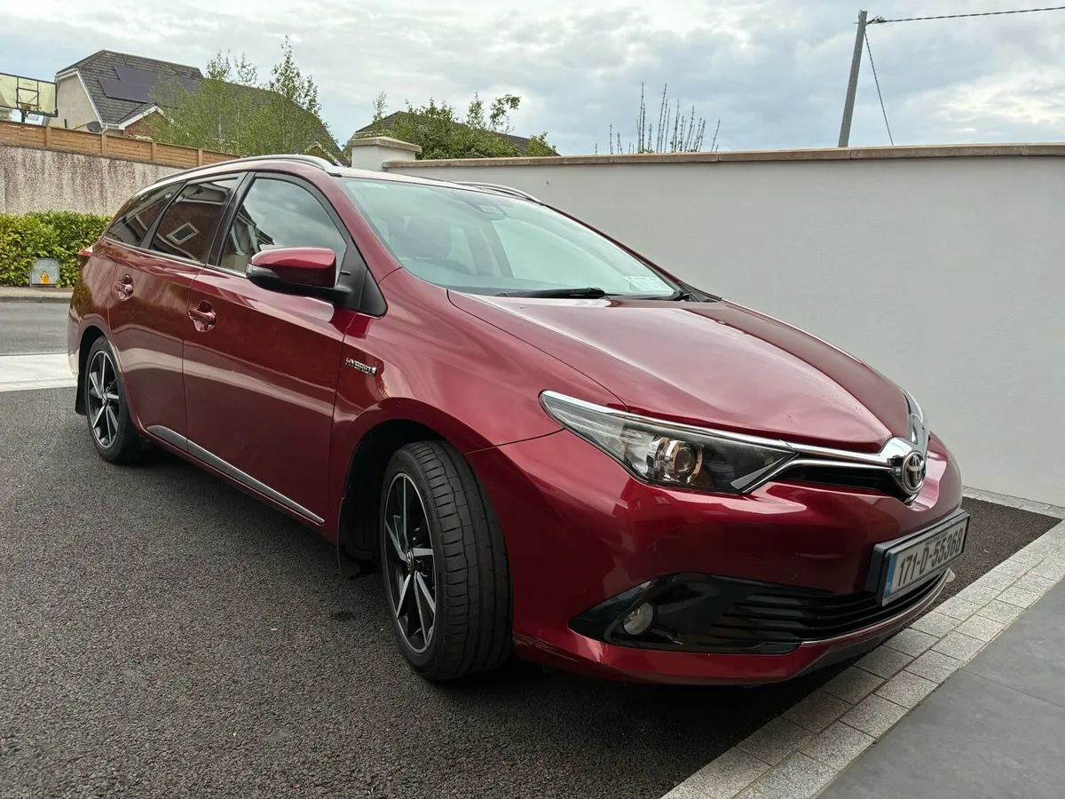 Toyota Auris Hybrid Touring - Image 2