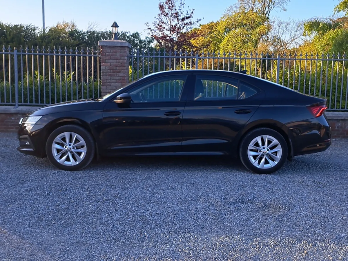 Skoda Octavia Hatchback Ambiton model 2.0 Diesel - Image 3