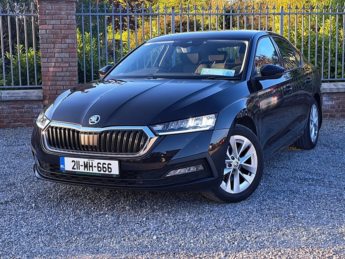Skoda Octavia Hatchback Ambiton model 2.0 Diesel - Image 2