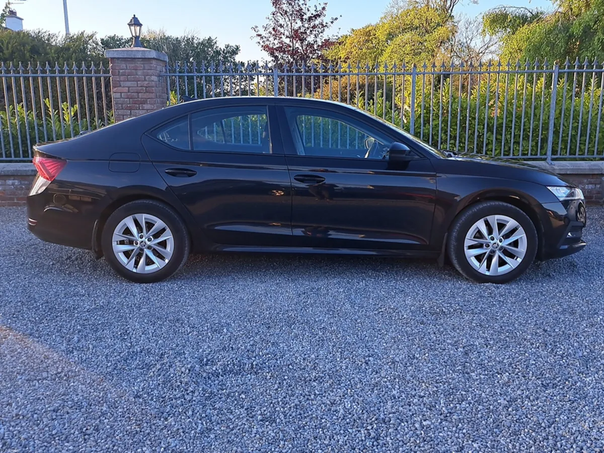 Skoda Octavia Hatchback Ambiton model 2.0 Diesel - Image 4