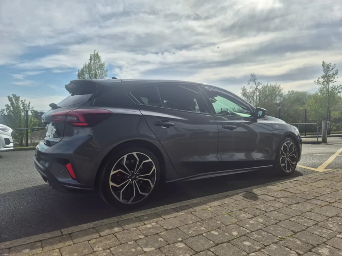 Ford Focus ST-LINE X 5DR 1.0T 125PS - Image 4