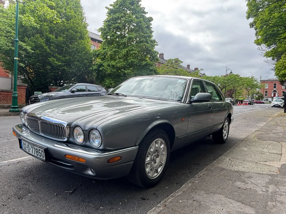 Jaguar XJ8 SE - Rare Car with large history - Image 3