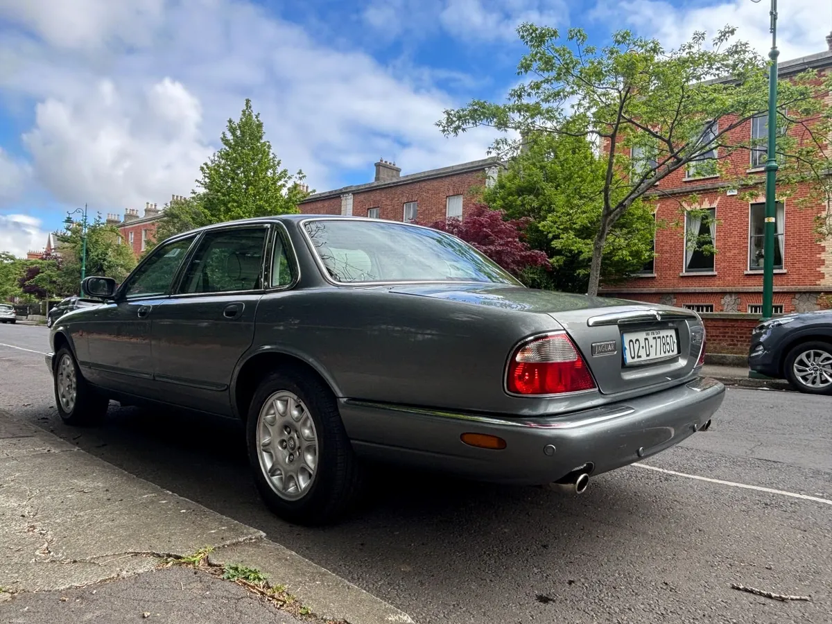Jaguar XJ8 SE - Rare Car with large history - Image 2