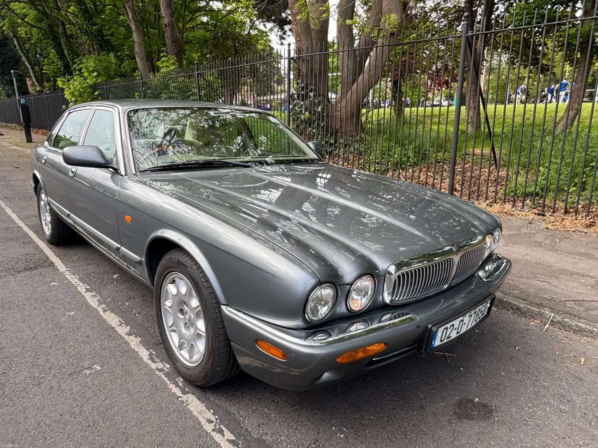 Jaguar XJ8 SE - Rare Car with large history - Image 1