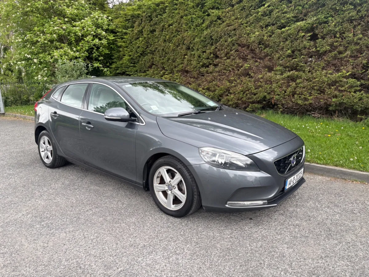 Volvo V40 D2 SE 5DR - Image 1