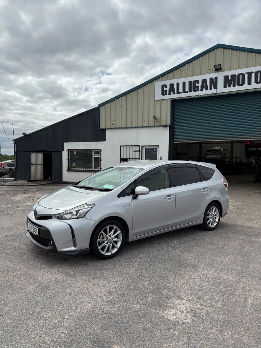Toyota Prius 2017 7 seater - Image 1