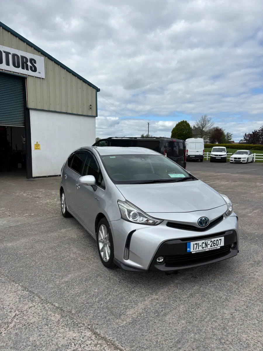 Toyota Prius 2017 7 seater - Image 4