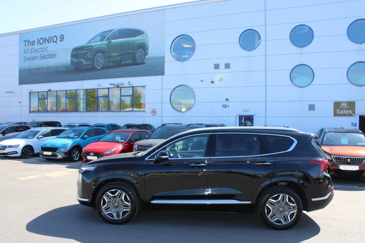 Hyundai Santa Fe 2023 - Image 2