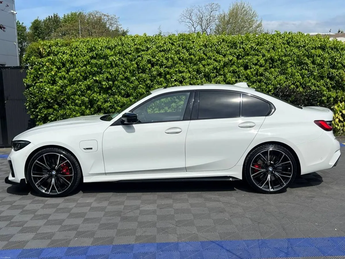 BMW 3-Series 330e M-SPORT COMPETITION 2.0 HYBRID * - Image 3