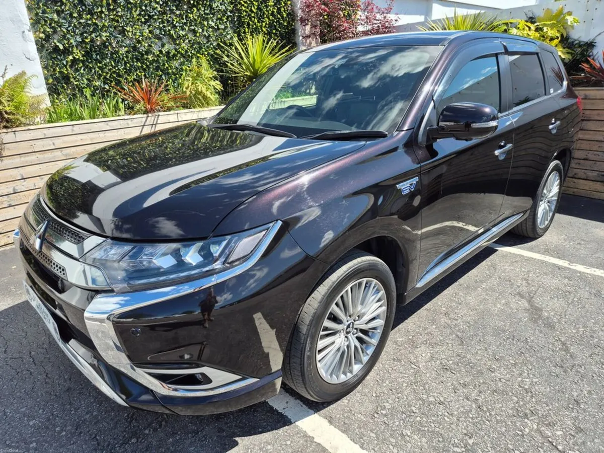Mitsubishi Outlander 2.4 PHEV / INTENSE SAFETY PAC - Image 3