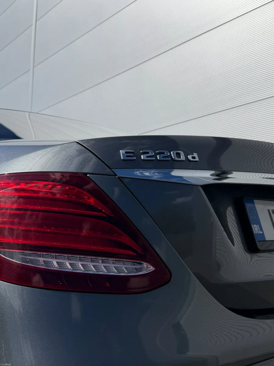 Mercedes-Benz E220d AMG line - Image 4