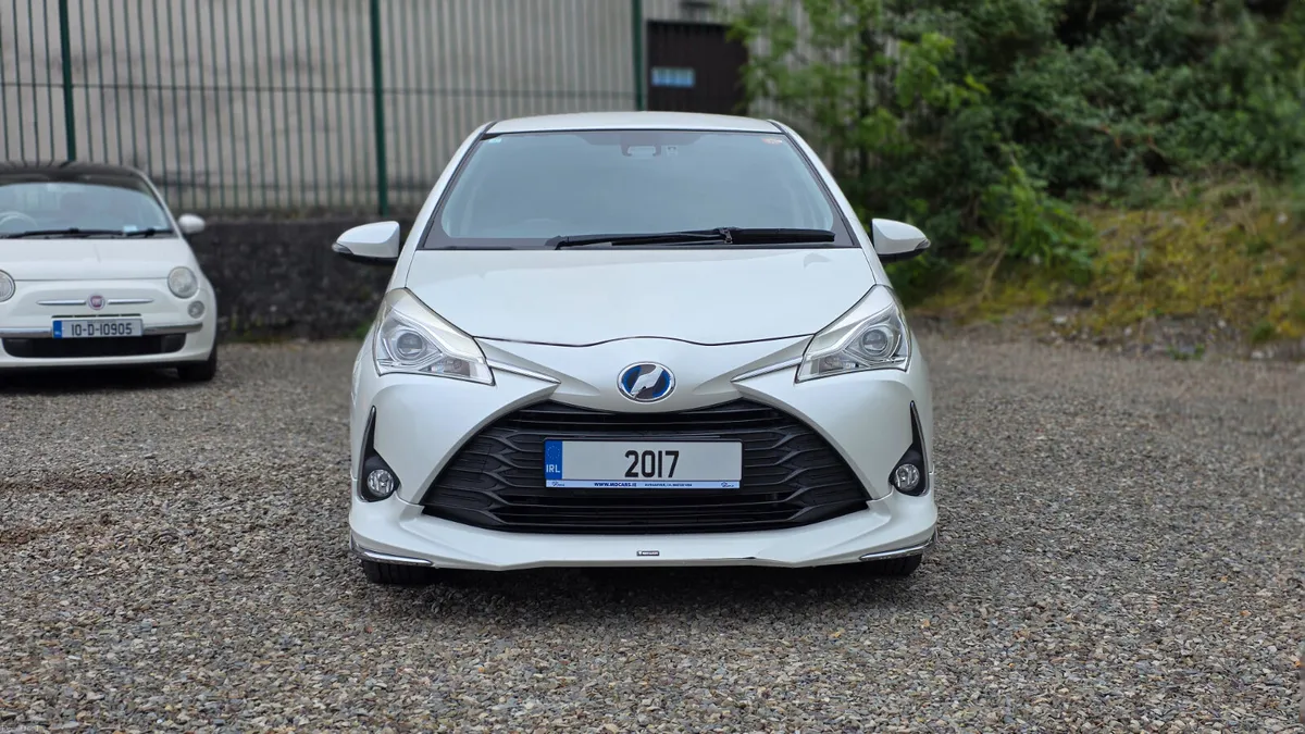 2017 Toyota Yaris Hybrid Sport - Image 4