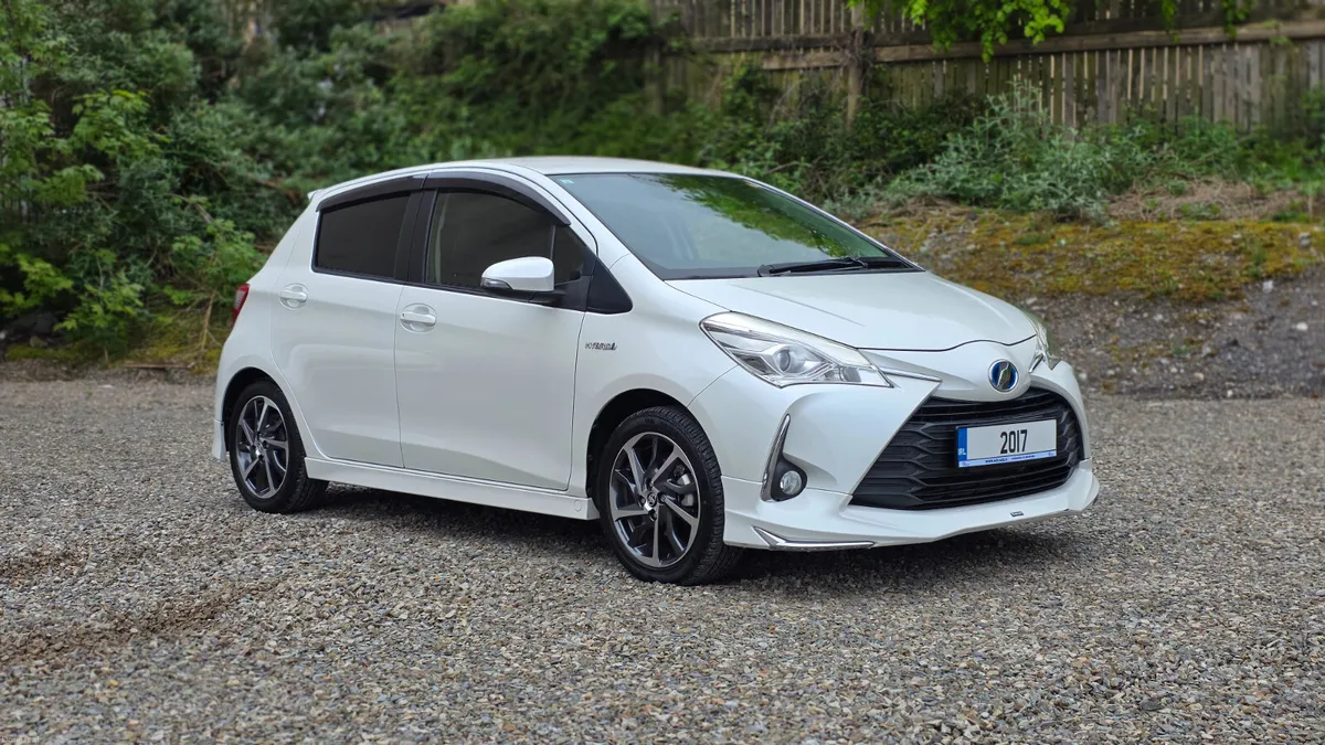 2017 Toyota Yaris Hybrid Sport - Image 3