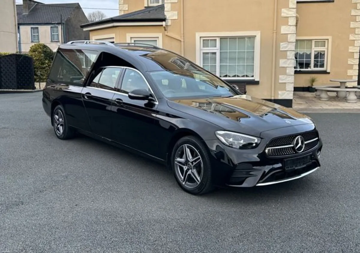 Mercedes-Benz E-Class 2023 - Image 2