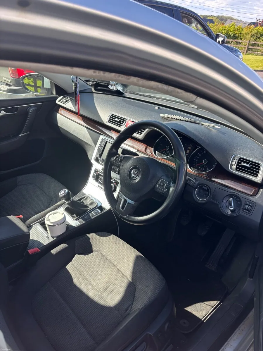 Volkswagen Passat 2011 - Image 2