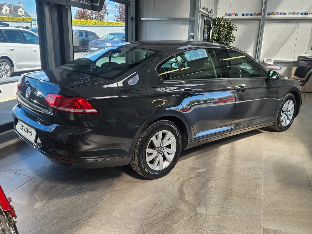 17  VOLKSWAGEN PASSAT DIESEL - Image 3