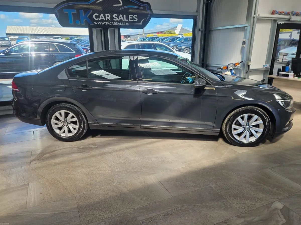 17  VOLKSWAGEN PASSAT DIESEL - Image 2