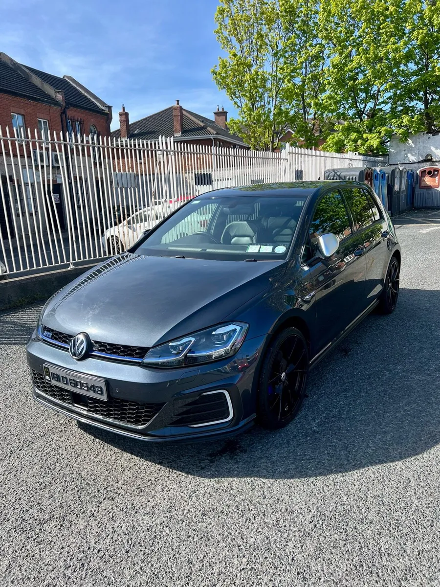 VOLKSWAGEN GOLF GTE - Image 4