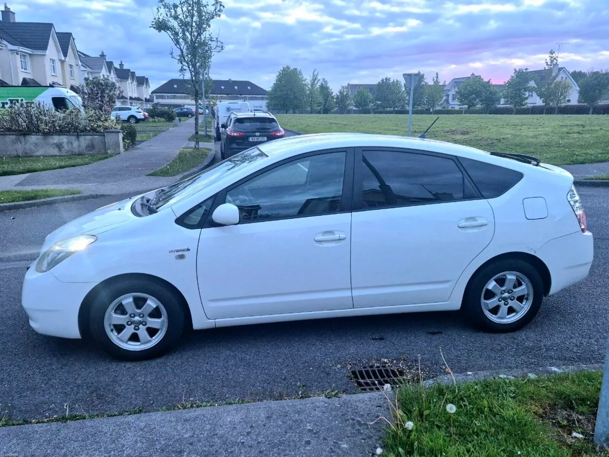 2011 Toyota Prius 1.5 Hybrid  Fresh Import - Image 4
