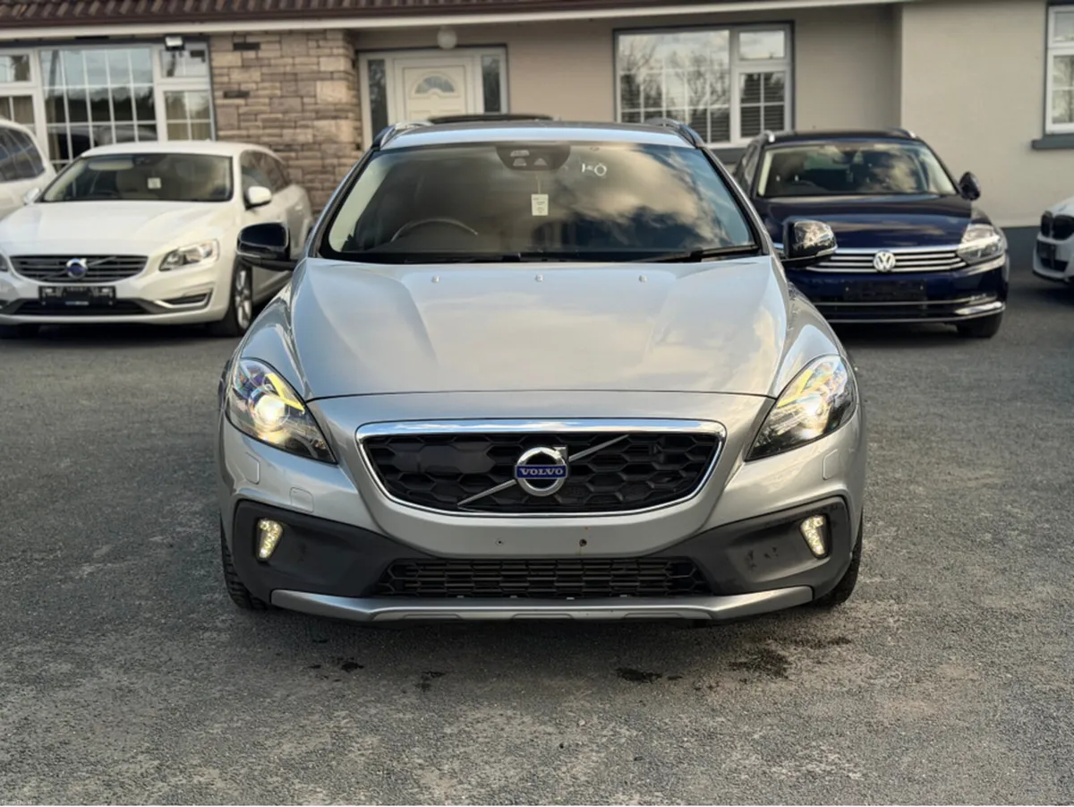 Volvo V40 2.0 D4 CROSS COUNTRY SE LUXURY DIESEL 19 - Image 2