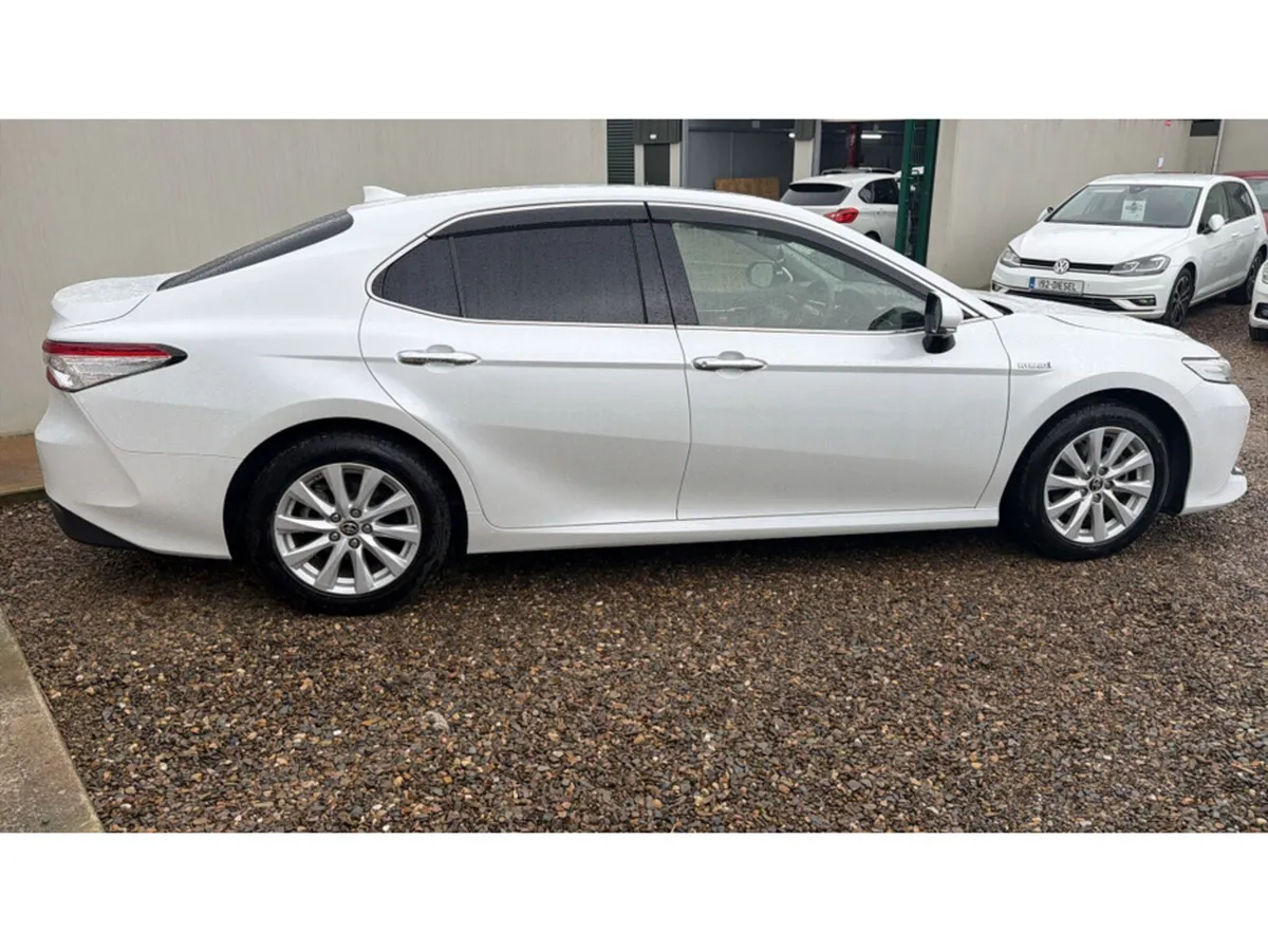 Toyota Camry 2.5 HYBRID - Image 3