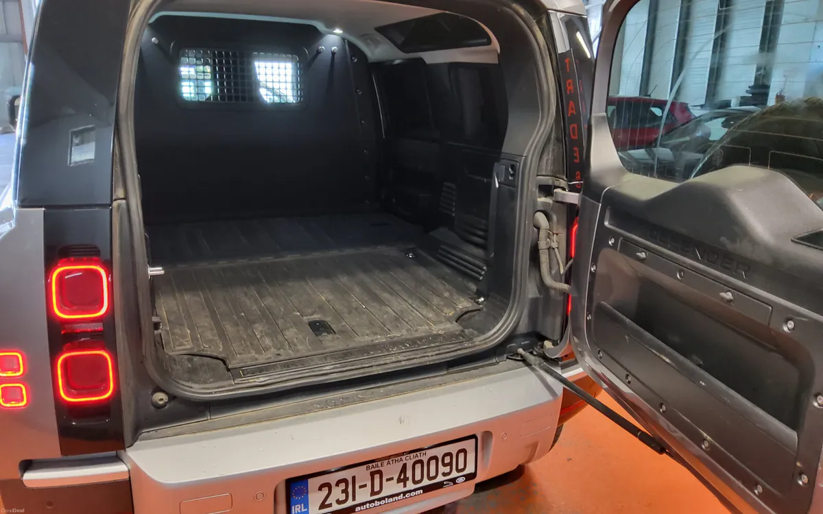 Land Rover Defender 2023 - Image 4