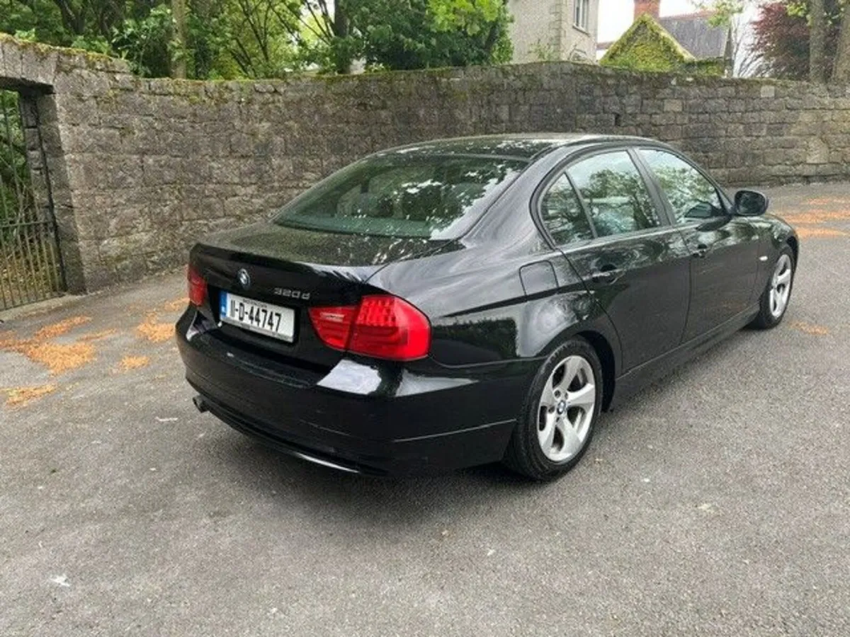 BMW 3-Series 2011 - Image 2
