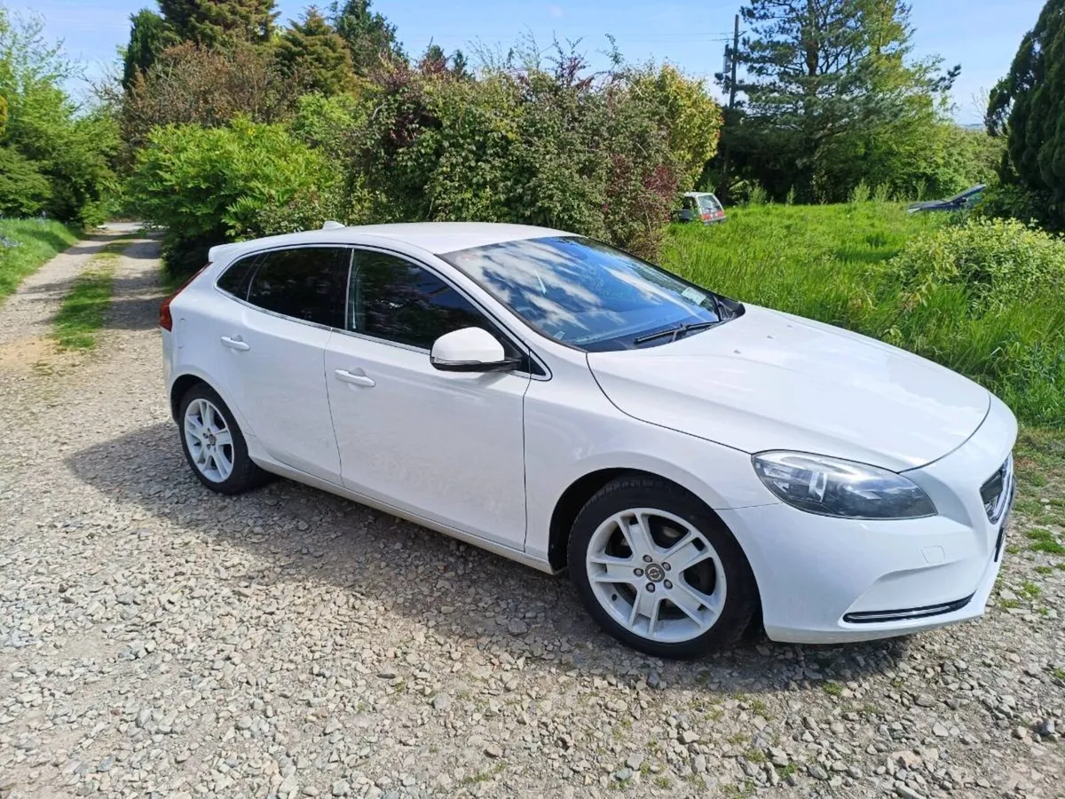 Volvo v40 T4 180bhp Auto - Image 1
