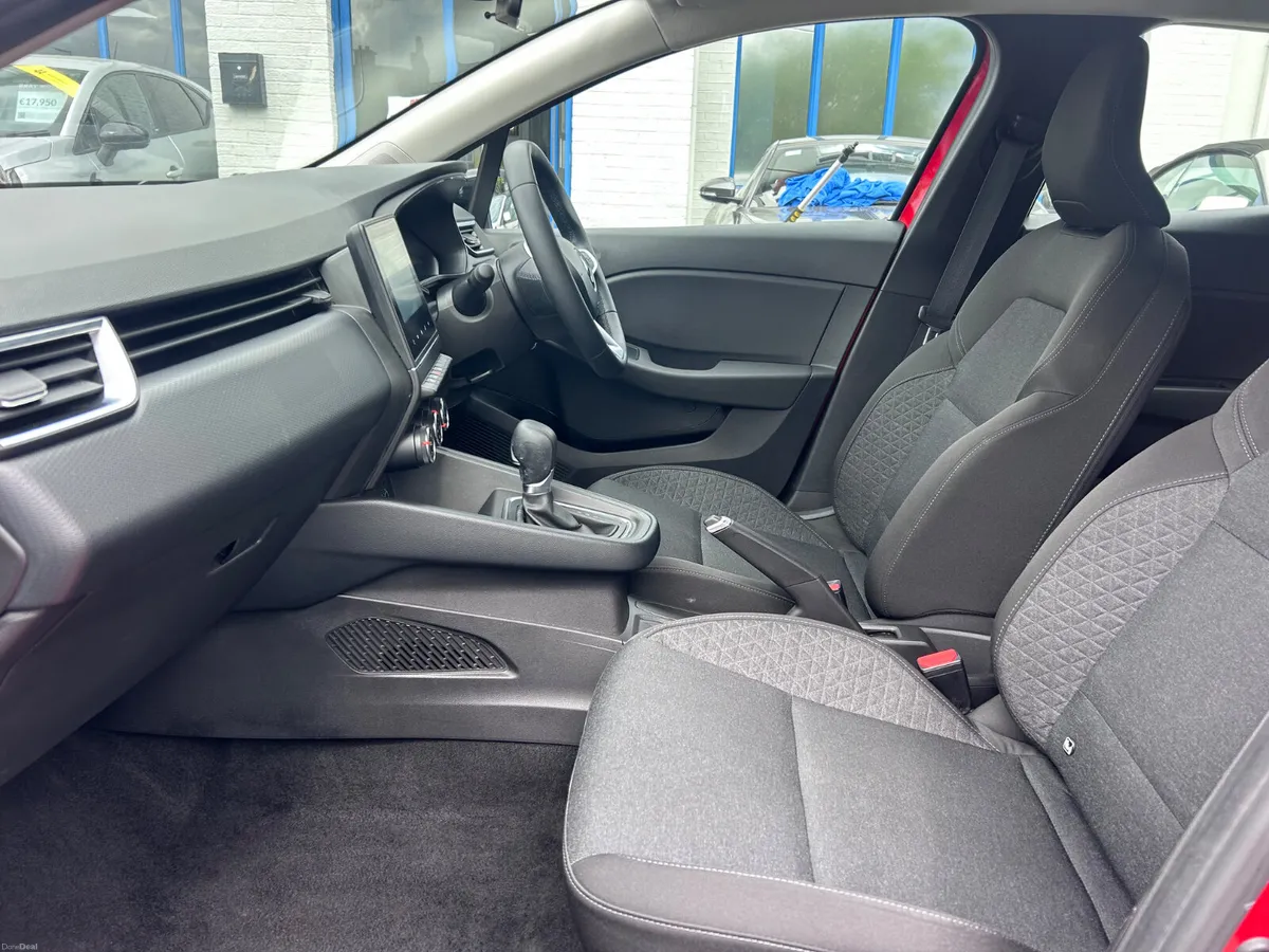 2023 RENAULT CLIO 1.3 PETROL AUTO Equilibre - Image 4