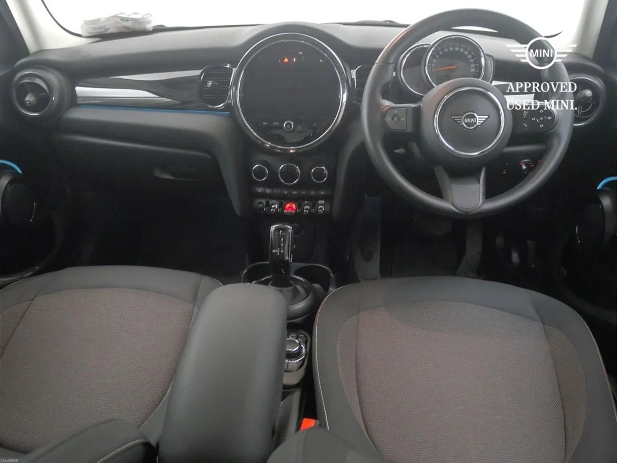 Mini Cooper 5-Door Cooper Classic - Image 4