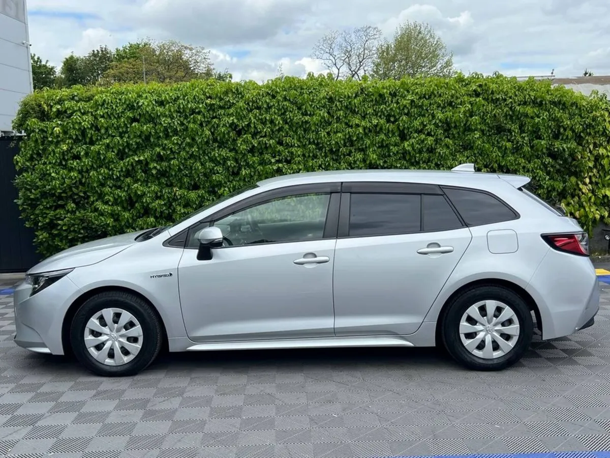 Toyota Corolla TOURING 1.8 HYBRID // REVERSE CAMER - Image 3