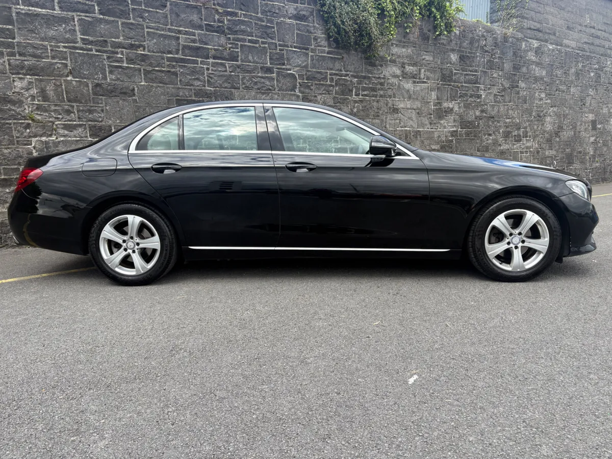 17 Merc E220 Avantgarde Full Merc Service history! - Image 3