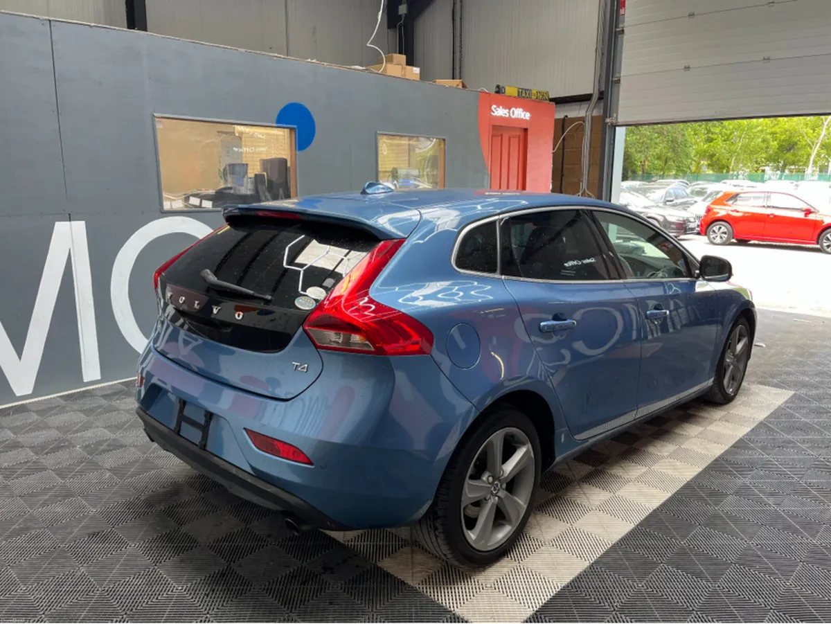 Volvo V40 2015 VOLVO V40 T4 SE 1.6 AUTOMATIC / CRU - Image 2