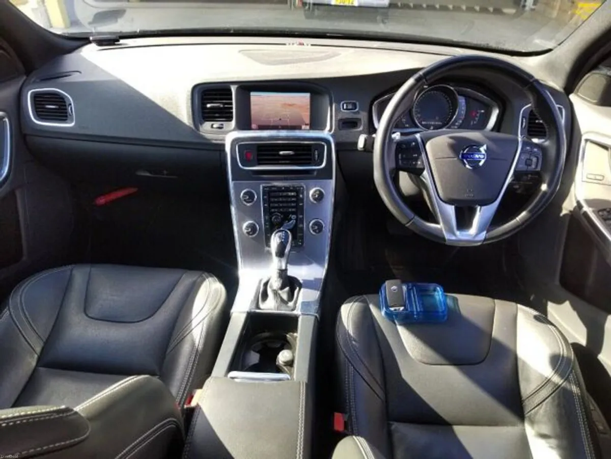 Volvo V60 2.0 D4 DYNAMIC EDITION 190BHP AUTOMATIC - Image 4