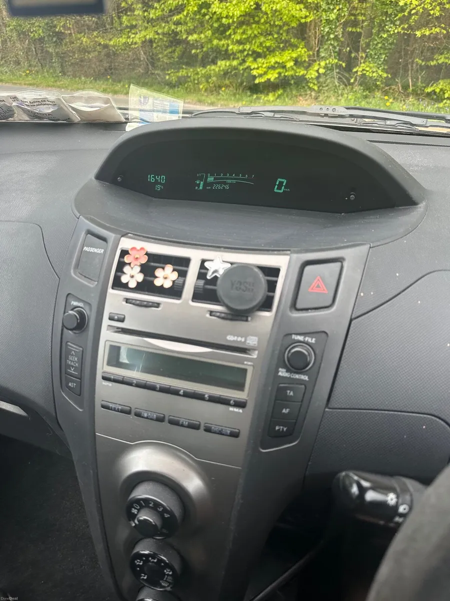 Toyota Yaris 2010 - Image 2
