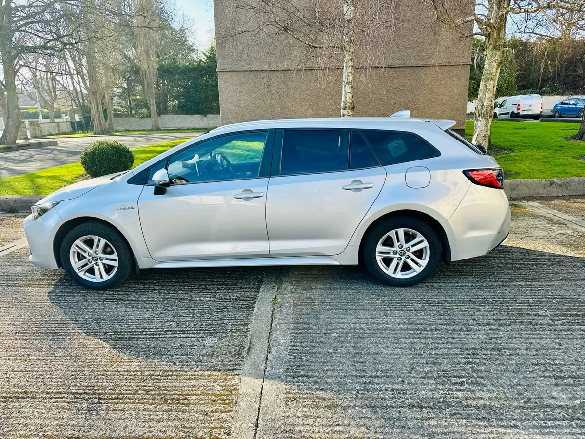 Toyota Corolla Estate Hybrid Touring sport - Image 3