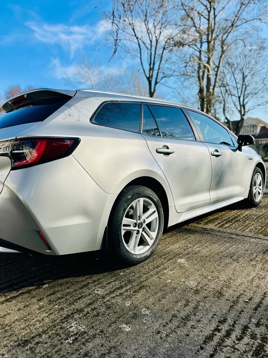 Toyota Corolla Estate Hybrid Touring sport - Image 4