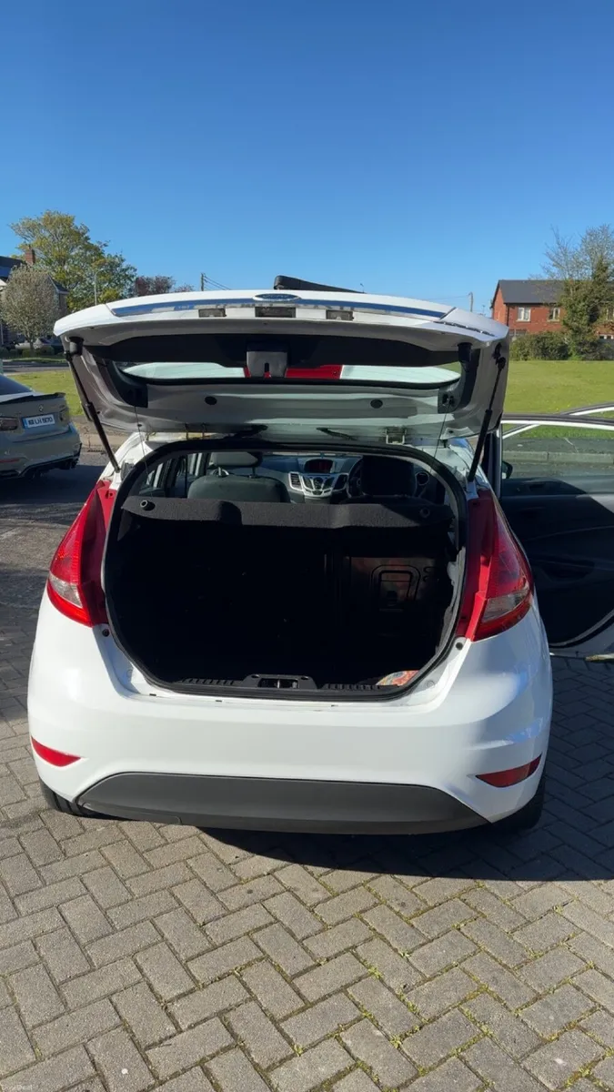 Ford Fiesta 2011 - Image 2