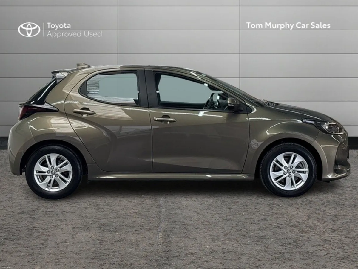 Toyota Yaris 1.5 HYBRID LUNA 4DR AUTO - Image 3