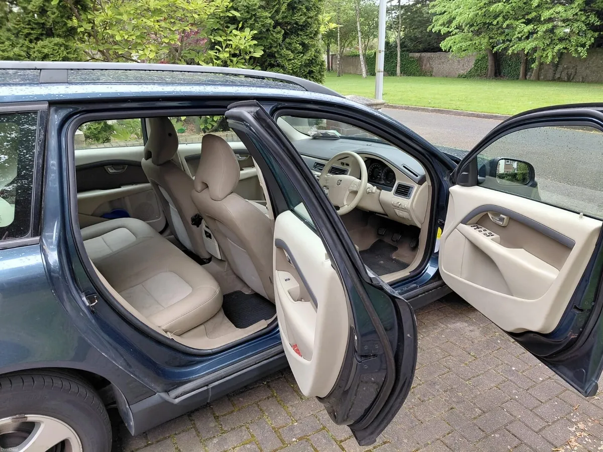 Volvo V70 - Image 2
