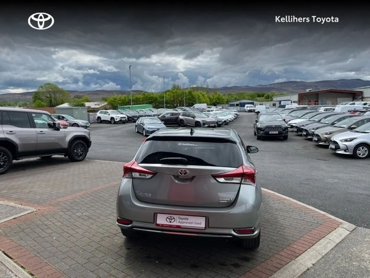 Toyota Auris HYBRID LUNA SPORT 4DR AUTO - Image 4