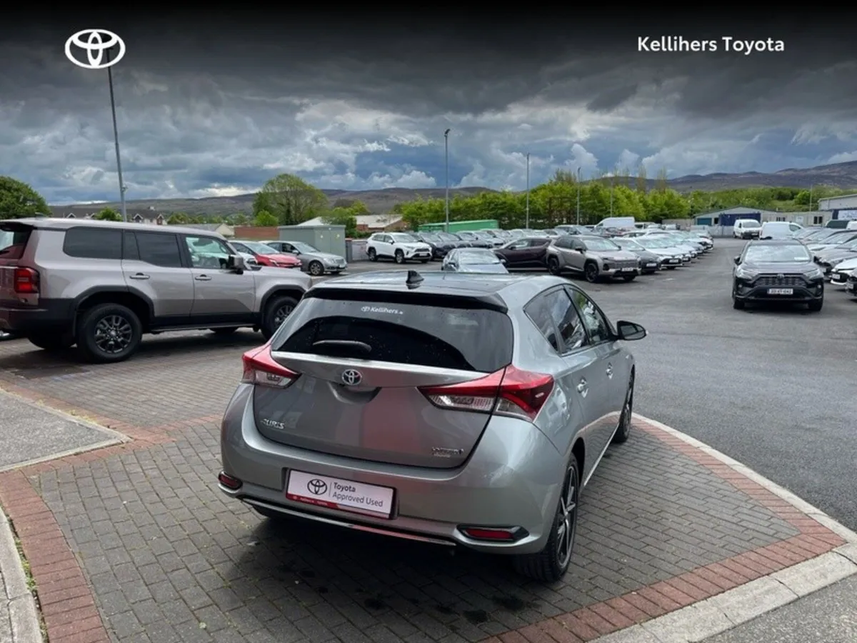 Toyota Auris HYBRID LUNA SPORT 4DR AUTO - Image 2