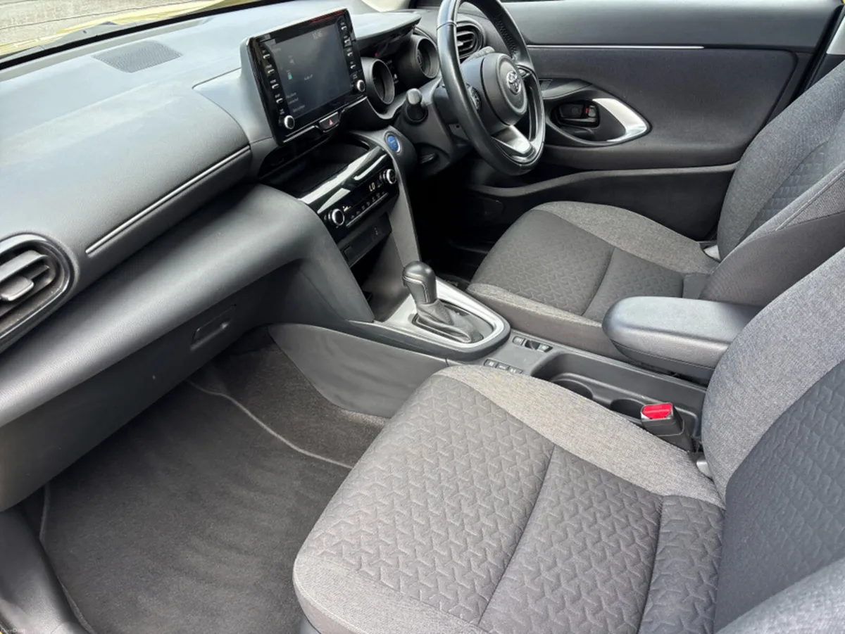 Toyota Yaris CR LUNA 4DR AUTO - Image 3