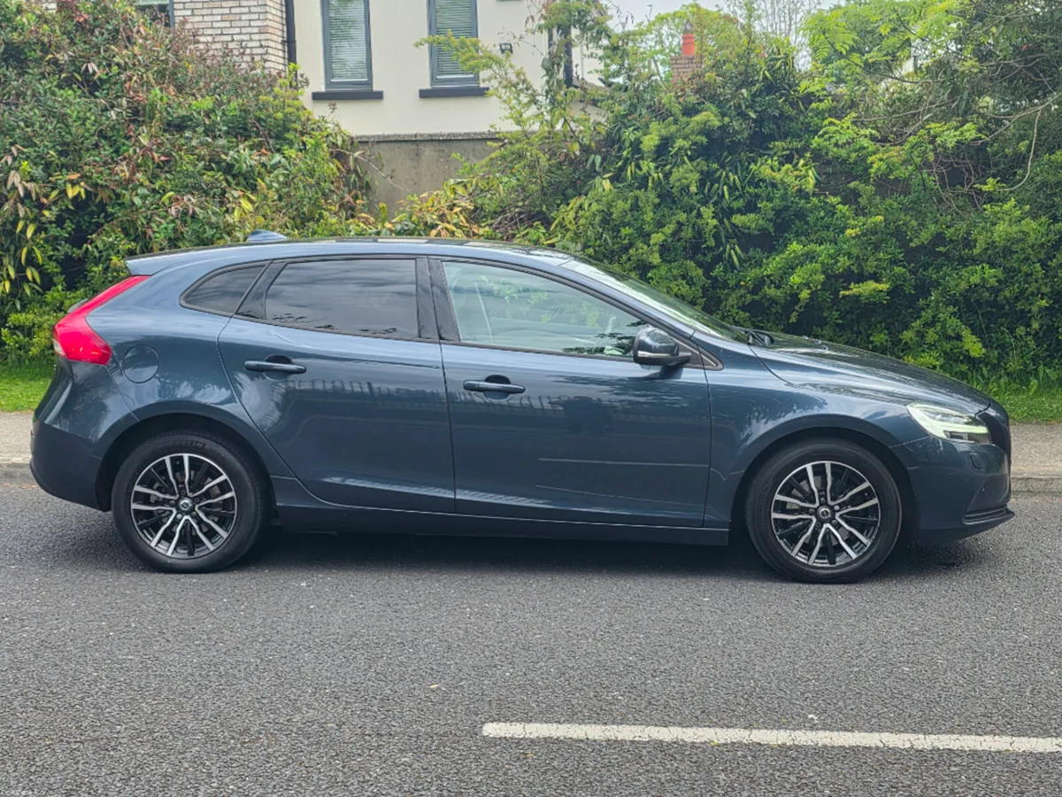 Volvo V40 2.0 T2 Momentum NAV+ 122BHP 5DR - Image 2