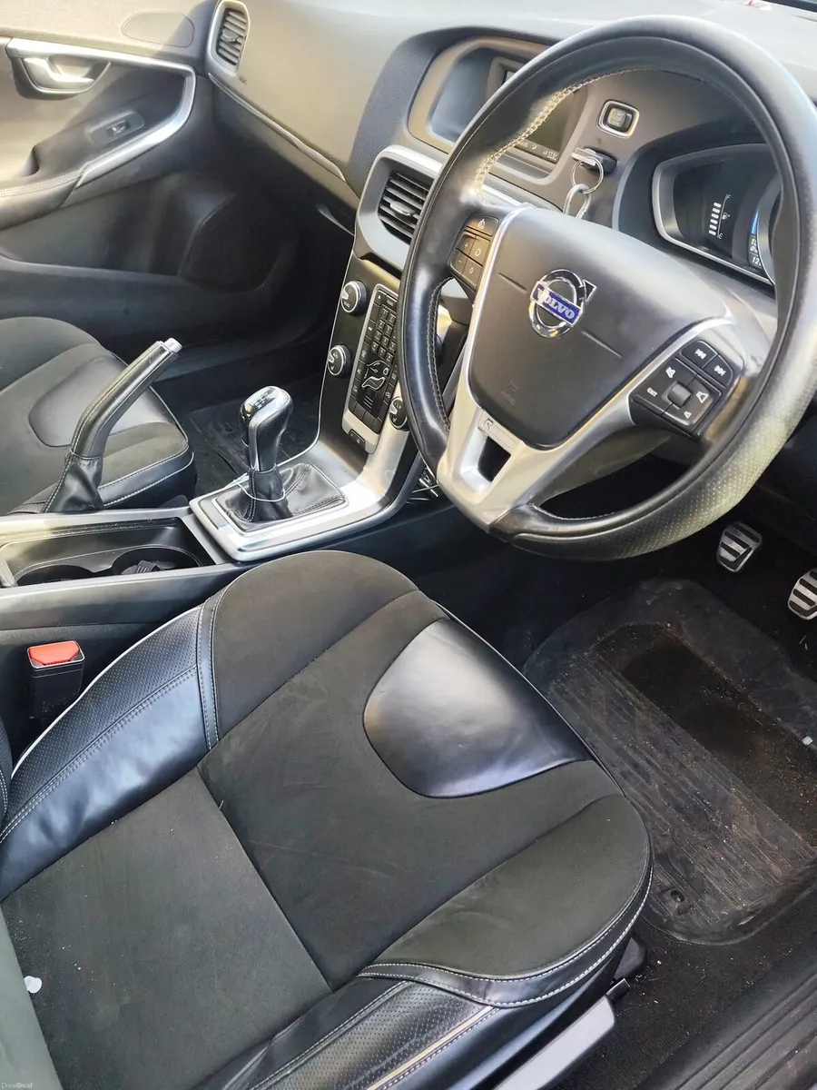 2015 Volvo V40 2.0D R Design 190HP Full Spek - Image 3