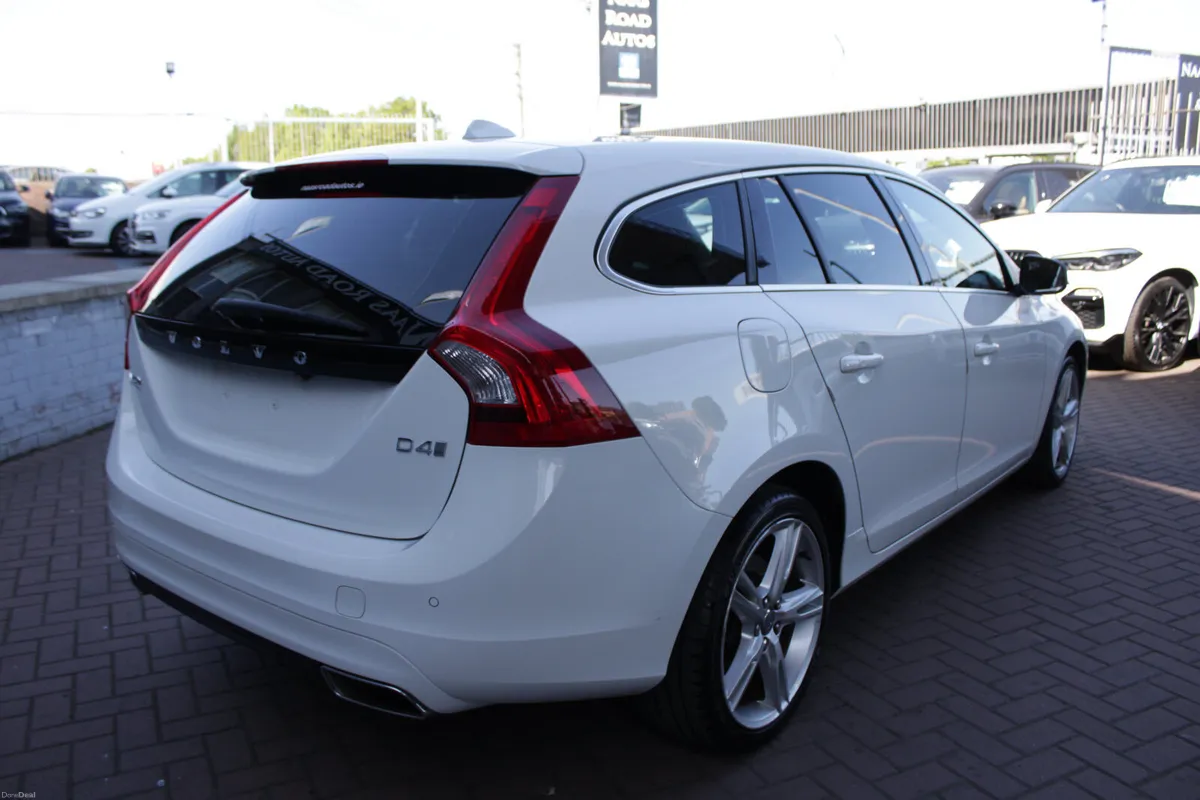 2018 VOLVO V60 - Image 4