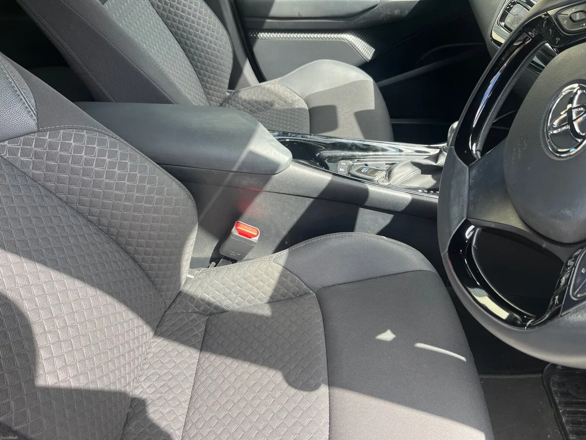 Toyota CHR sport 222 34k km - Image 4