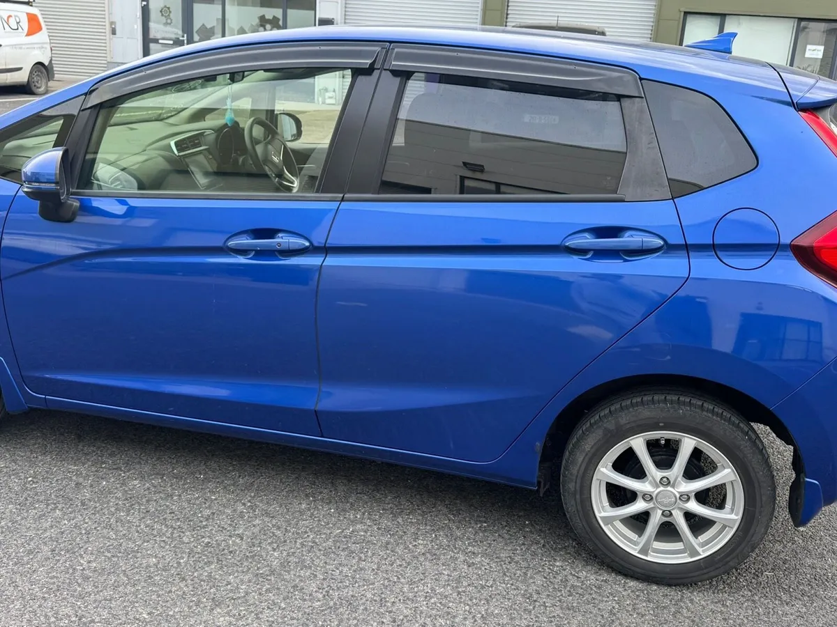Honda fit Auto Hybrid 2015 - Image 2