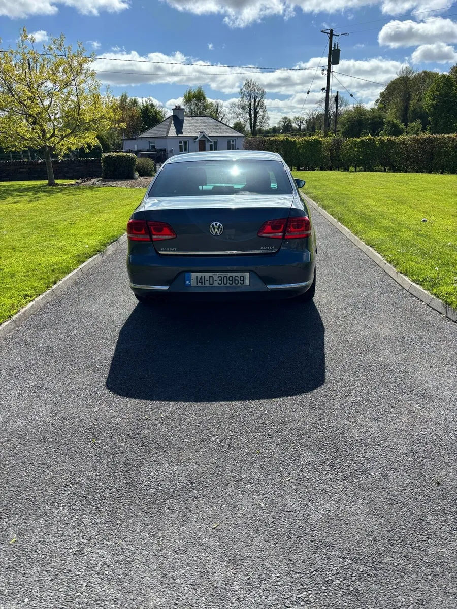 2014 Volkswagen Passat - Image 2