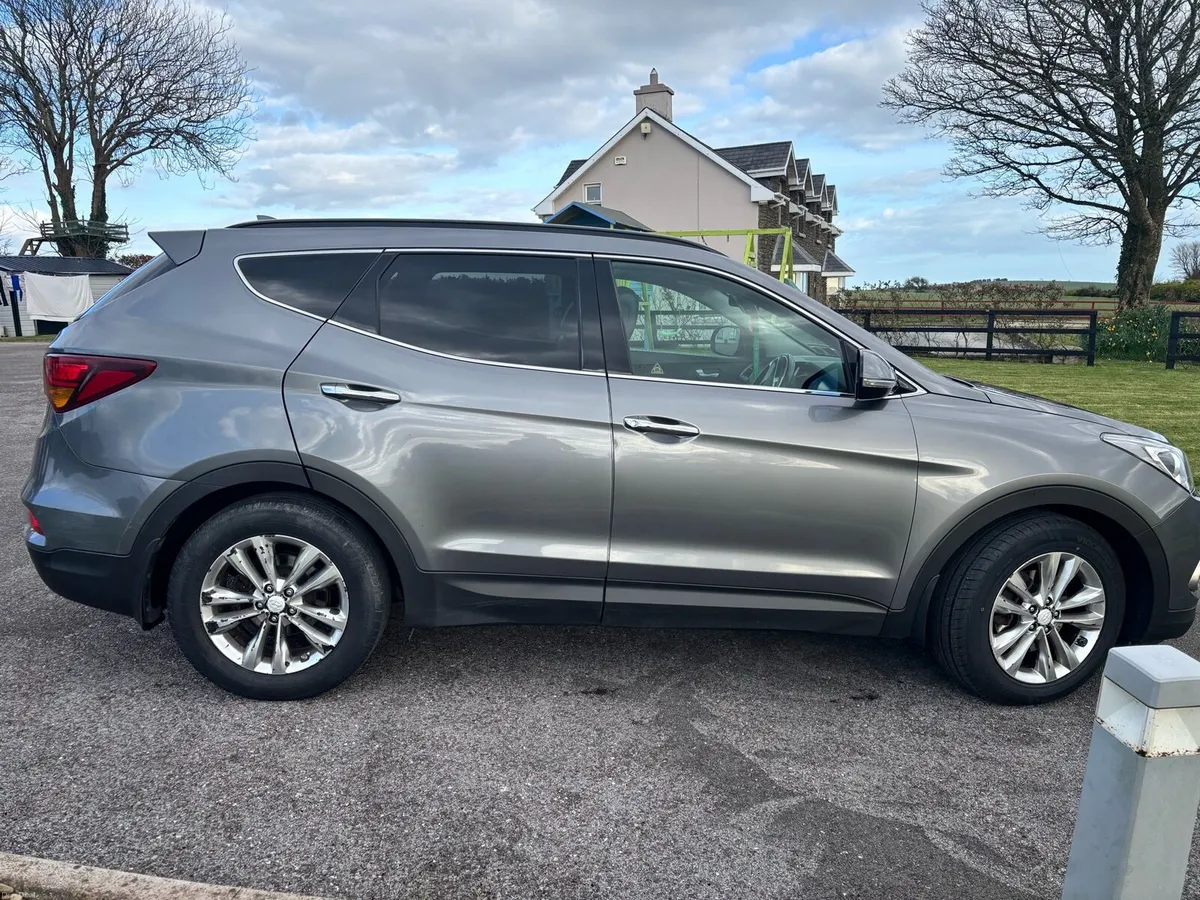 HYUNDAI SANTA FE PREMIUM - Image 4
